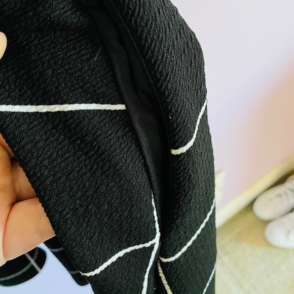 Black and White Sleeveless Dress - Picture 6 of 6